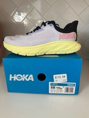 Hoka One Arahi 7 White lavender Yellow Sneaker